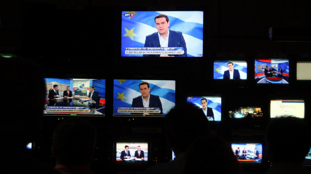 Alexis Tsipras se ve en varias pantallas