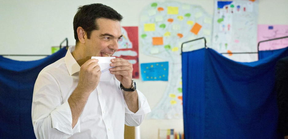 Tsipras deposita su voto (Reuters)